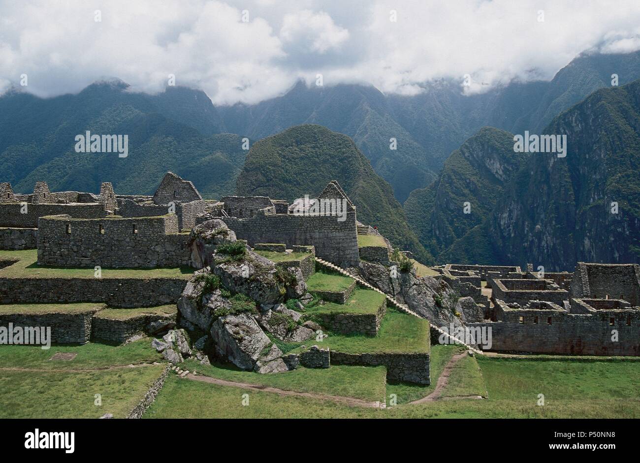 ARTE PRECOLOMBINO. INCA. MACHU PICCHU. Vista de restos arqueológicos de la Ciudad en su Sektor norte los. Andes Centrales del Peru. Stockfoto