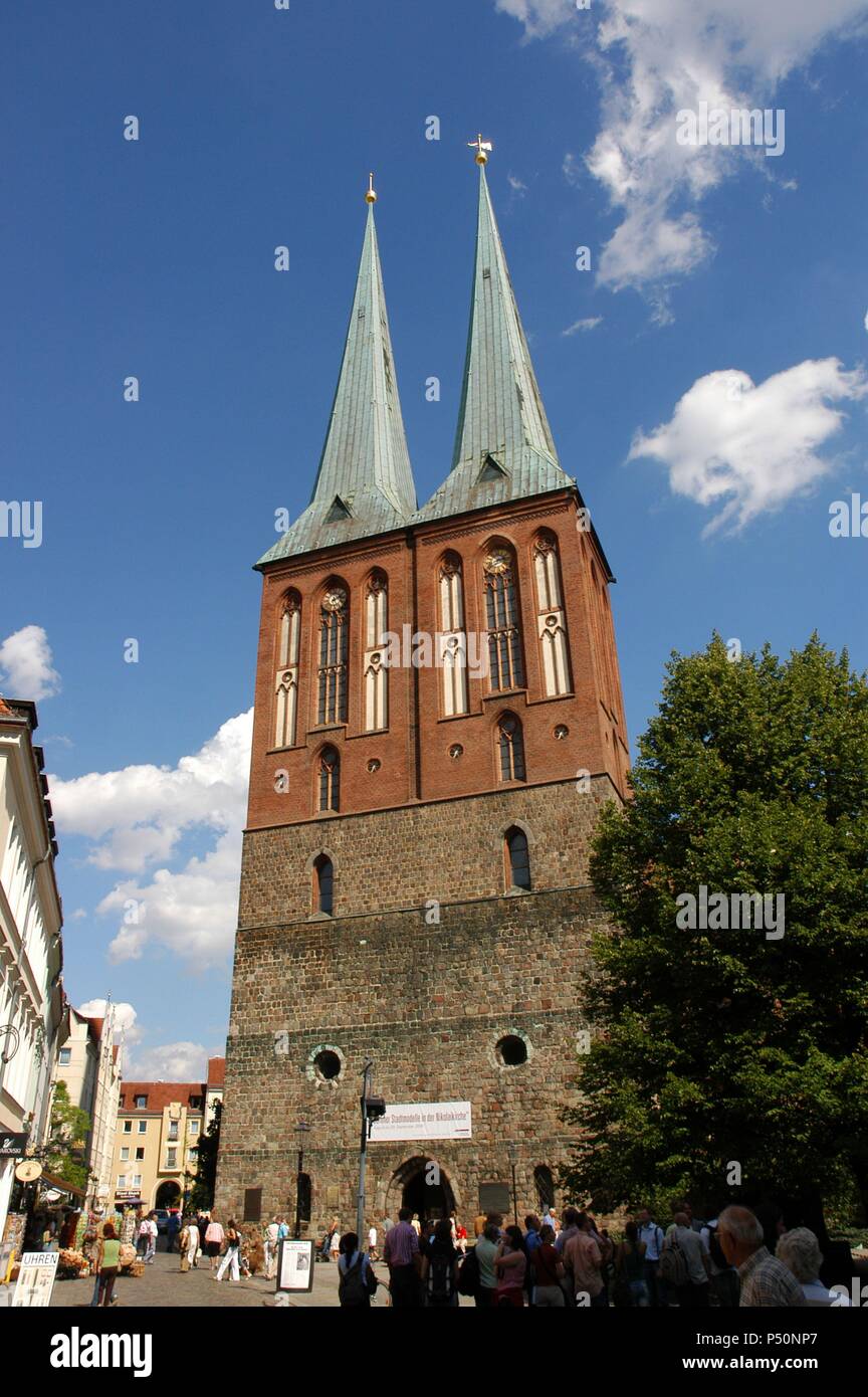 ALEMANIA. BERLIN. Iglesia de San Nicolás (Nikolaikirche), Situada en El barrio Homónimo. Fue erigida entre Los años 1220 y 1230 (S. XIII), y reconstruída Tras la II Guerra Mundial. Stockfoto