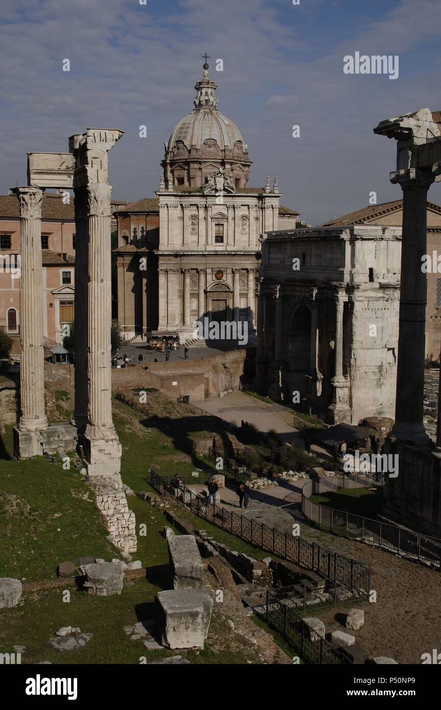 Italien. Rom. Forum Romanum. Triumphbogen des Septimus Severus und Kirche Santi Luca und Martina. Stockfoto