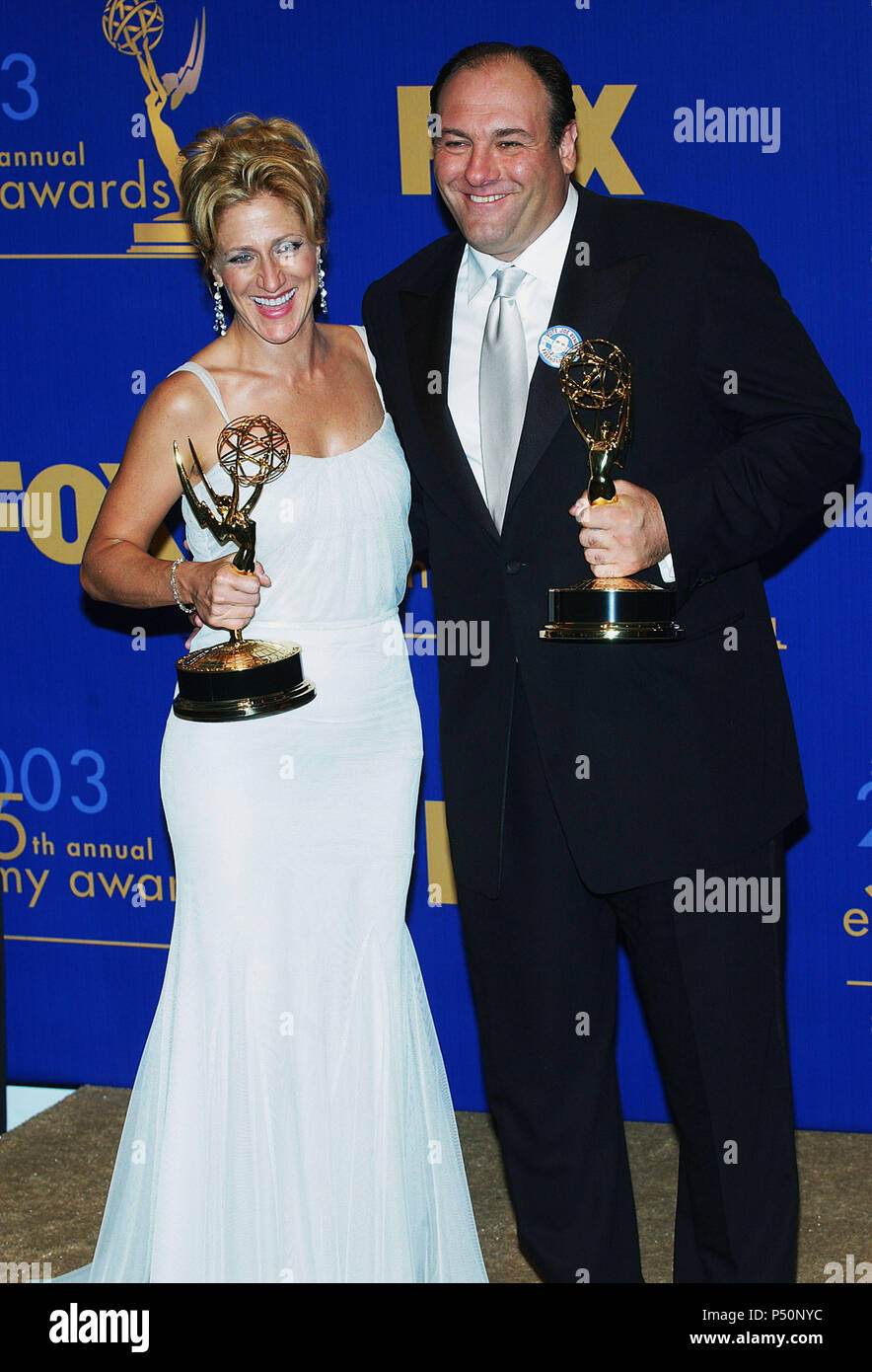 Edie Falco James Gandolfini backstage auf der 55. jährlichen Emmy Awards im Shrine Auditorium in Los Angeles. September 21, 2003. - GandolfiniJ FalcoEdie 136. jpgFalcoEdie GandolfiniJ 136 Veranstaltung in Hollywood Leben - Kalifornien, Red Carpet Event, USA, Filmindustrie, Prominente, Fotografie, Bestof, Kunst, Kultur und Unterhaltung, Topix prominente Mode, Besten, Hollywood Leben, Event in Hollywood Leben - Kalifornien, backstage Trophäe, Auszeichnungen zeigen, Film Stars, TV Stars, Musik, Promis, Topix, Bestof, Kunst, Kultur und Unterhaltung, Fotografie, Anfrage t Stockfoto