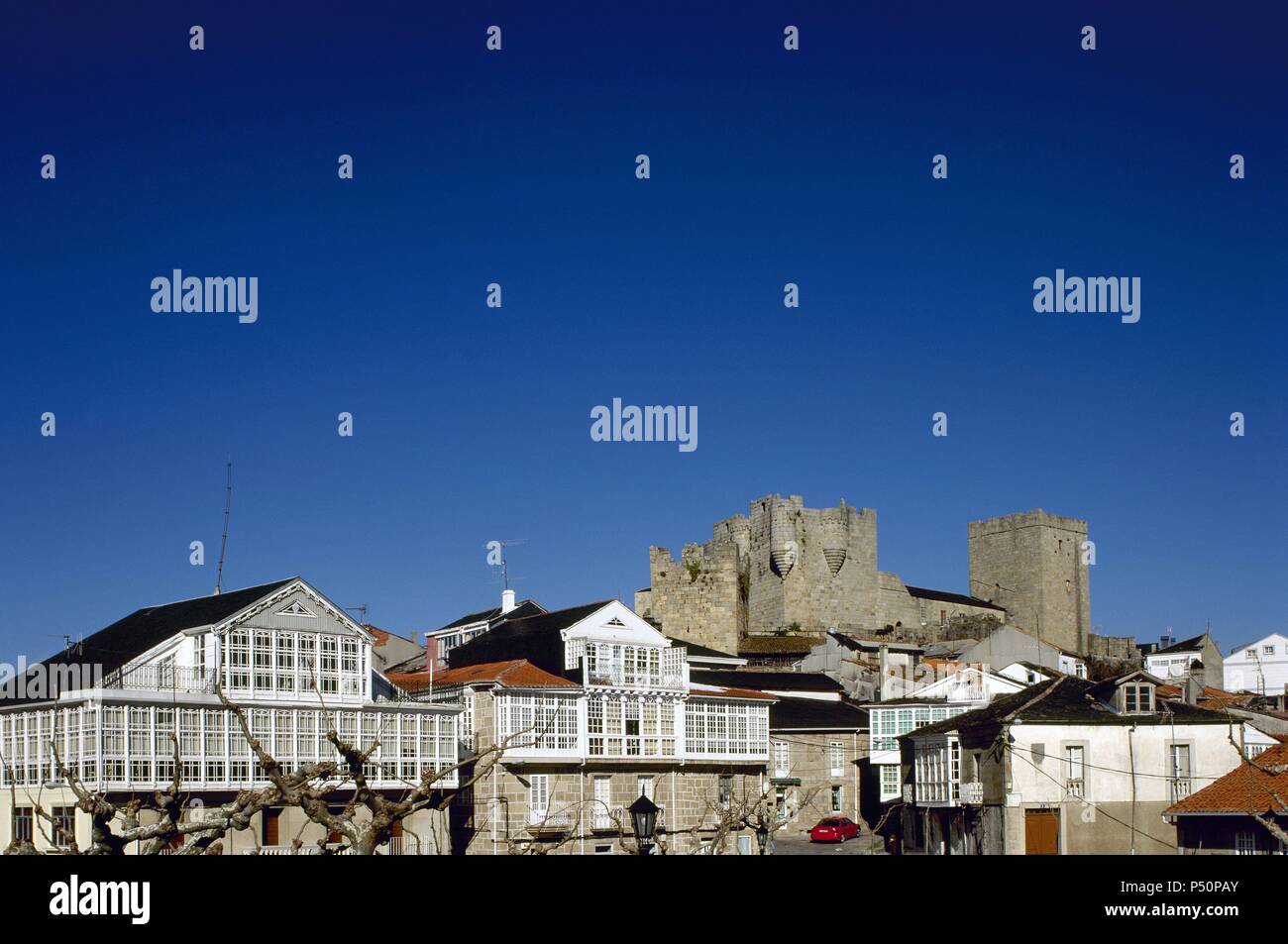 Spanien. Galizien. Castro Caldelas. Panorama mit der mittelalterlichen Burg. Stockfoto