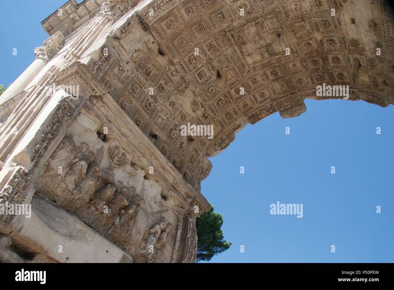 Römische Kunst. Arch von Titus. Triumphbogen, mit einem einzigen gewölbten, befindet sich auf der Via Sacra. Südosten des Forums. Es wurde von Kaiser Domitian im Gedenken an die Eroberung und Plünderung von Jerusalem im Jahre 70 (jüdischer Krieg gebaut). Von den Bogen des Titus, Raub von der Sack von Jerusalem Detail. Rom. Italien. Europa. Stockfoto