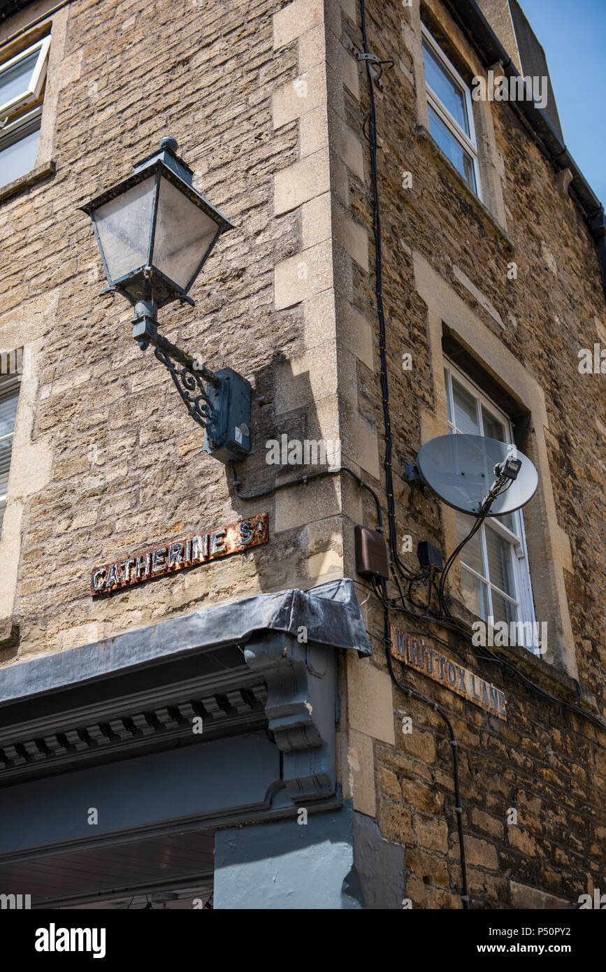 Catherine Street, Frome, Straßenschild auf ein Gebäude mit einem alten Lampe und eine Satellitenschüssel Stockfoto