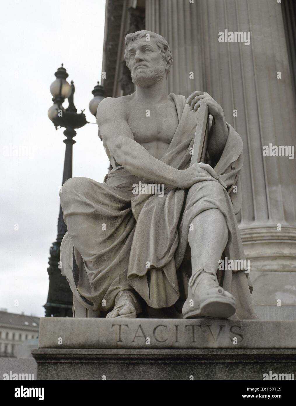 Cornelio TACITO, Cayo (Caius Cornelius Tacitus) (Terni, h 55-h.125). Historiador romano. Estatua que se encuentra en una de Las Rampas junto a la fachada del Edificio del Parlamento de Österreich. VIENA. Stockfoto