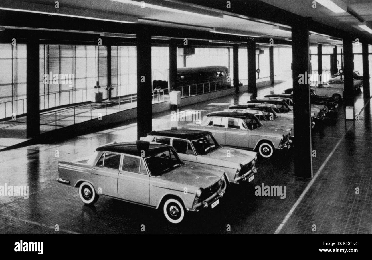 S.E.A.T. Factory in Barcelonas Zona Franca. Auto Store. Interieur. "Zeitschrift für Architektur", 1960. Nr. 41. National Library. Madrid. Stockfoto