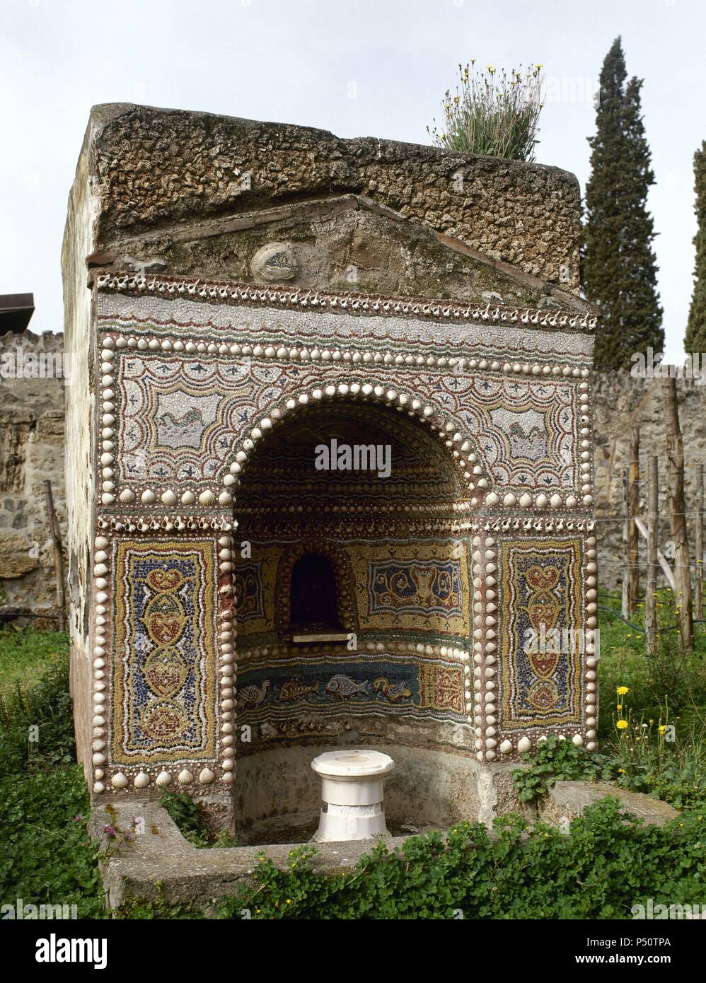 Pompeji. Alte römische Stadt. Nische eingerichtet mit Mosaiken in einem Garten eines römischen Domus. Kampanien, Italien. Stockfoto