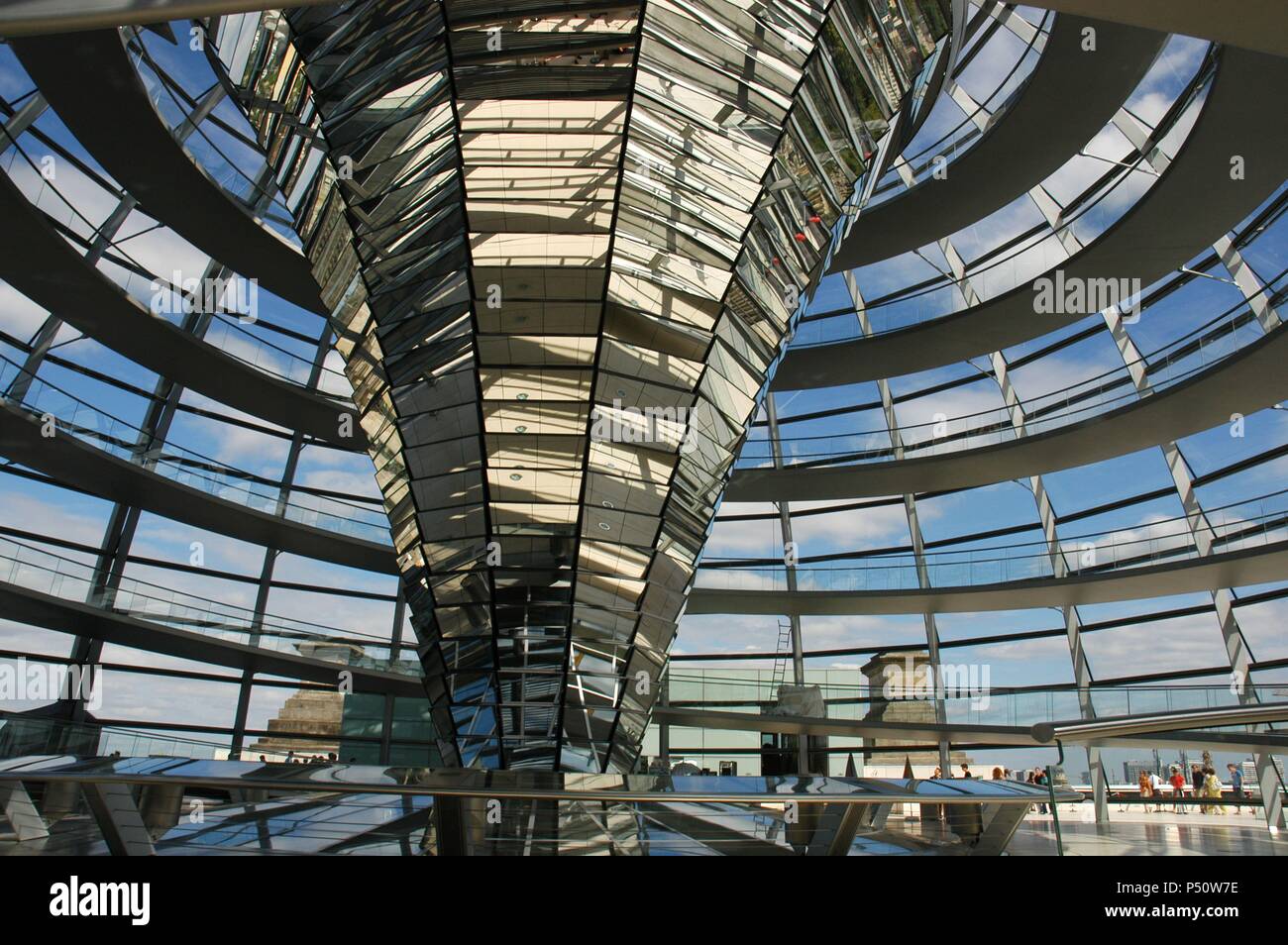 Kuppel des Reichstags, Sitz des Deutschen Bundestages, gestaltet von Norman Foster (b.1935). Innenraum. Berlin. Deutschland. Stockfoto