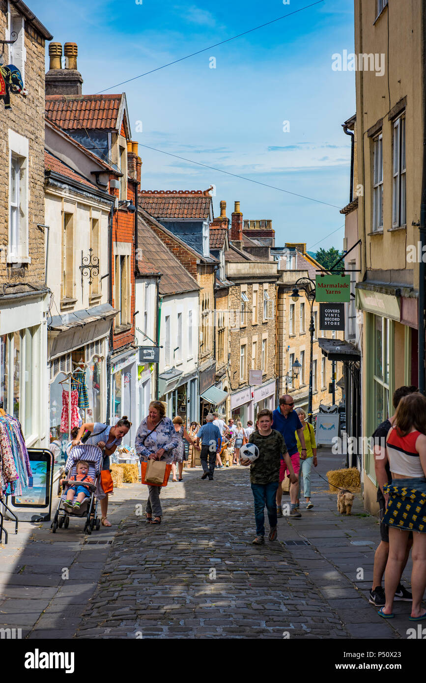 Catherine Hill, Frome, mit seinem Wahrzeichen kleine Geschäfte während der frome Festival Stockfoto