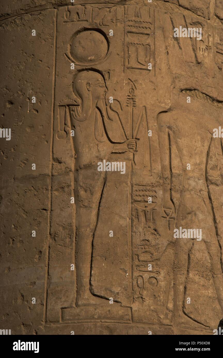 Relief, Khonsu (Khonsar) Gott des Mondes. Ersten Innenhof, von Ramses II. erbaut. Dynastie XIX. Neuen Reich. Tempel von Luxor. Ägypten. Stockfoto