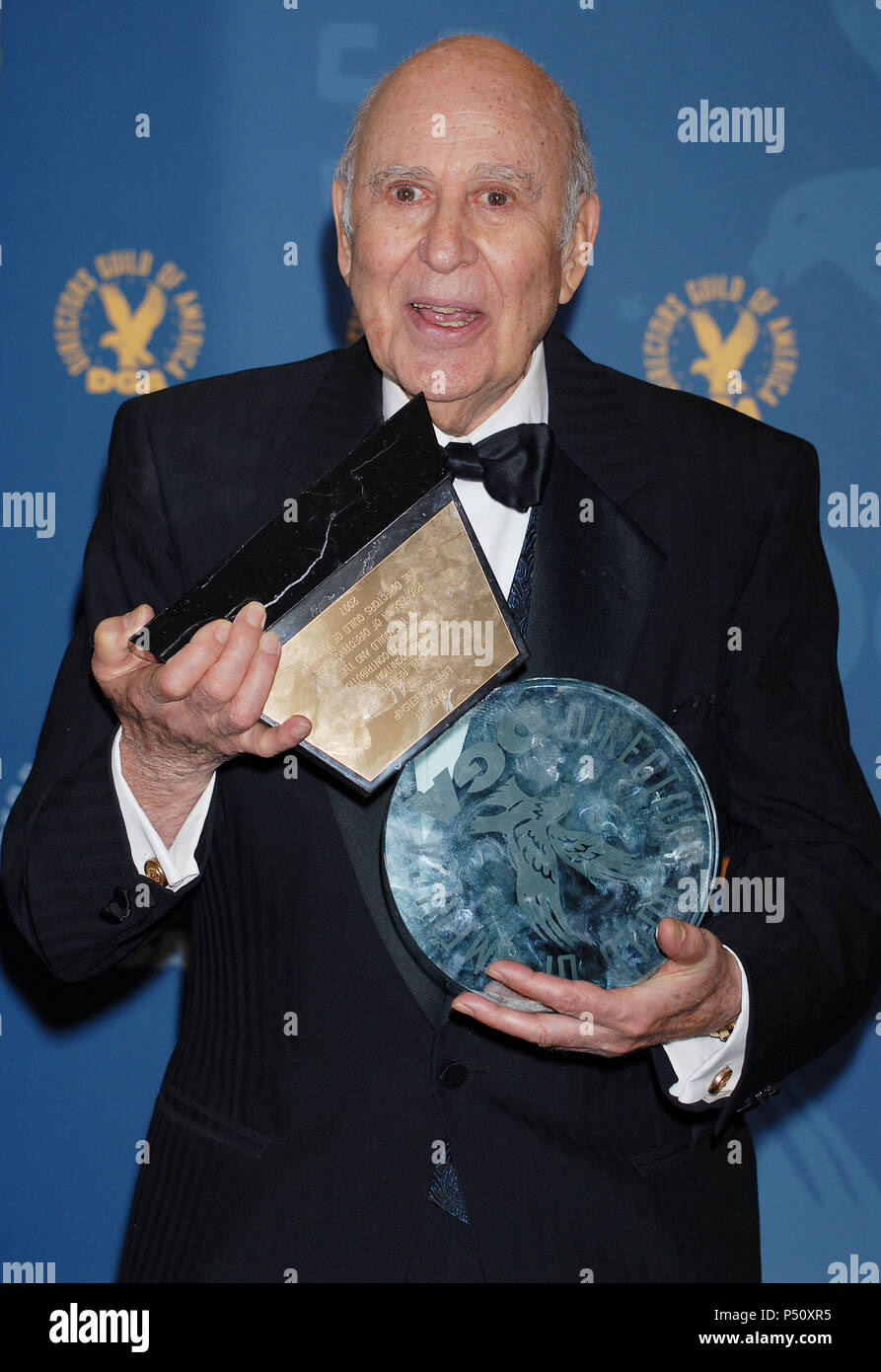 Carl Reiner backstage bei der 58 Direktor Guild Awards im Hyatt Century Plaza Hotel in Los Angeles. 3/4 Trophäe auf den Kopf gestellt - ReinerCarl 139. jpgReinerCarl 139 Veranstaltung in Hollywood Leben - Kalifornien, Red Carpet Event, USA, Filmindustrie, Prominente, Fotografie, Bestof, Kunst, Kultur und Unterhaltung, Topix prominente Mode, Besten, Hollywood Leben, Event in Hollywood Leben - Kalifornien, backstage Trophäe, Auszeichnungen zeigen, Film Stars, TV Stars, Musik, Promis, Topix, Bestof, Kunst, Kultur und Unterhaltung, Fotografie, Anfrage tsuni@Gamma-USA.com, Kredit Stockfoto