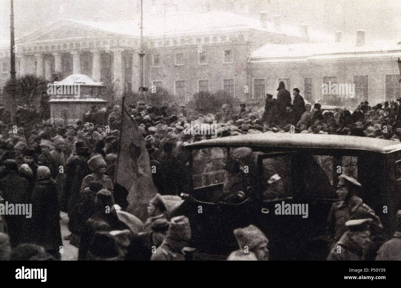 Russische Revolution. Oktober 1917. Demonstration vor dem Tauride Palast am 14. März 1917. St. Petersburg. Russland. Stockfoto