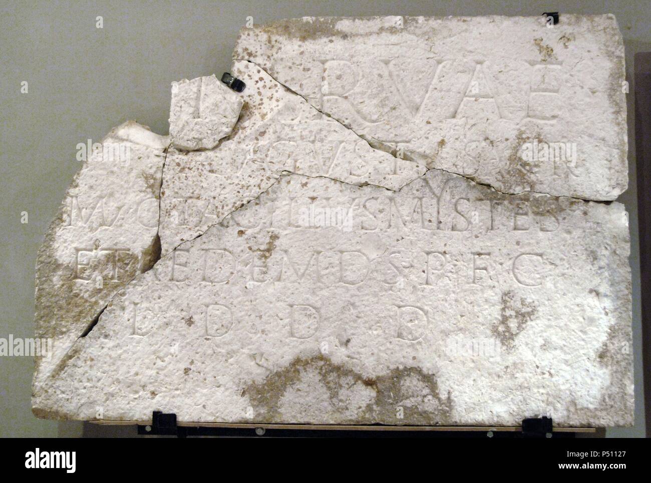 Platte eines Tempels von Octilius Mystes gebaut und Minerva gewidmet. 2. Jahrhundert. Butrint Museum. Albanien. Stockfoto