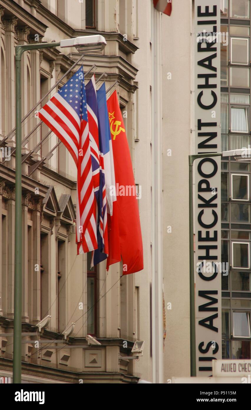 Checkpoint Charlie. Das berühmteste der Grenzübergangsstellen der Berliner Mauer zwischen den beiden Teilen der Stadt. Amerikanischen, Englischen und sowjetischen Fahnen. Berlin. Deutschland. Stockfoto