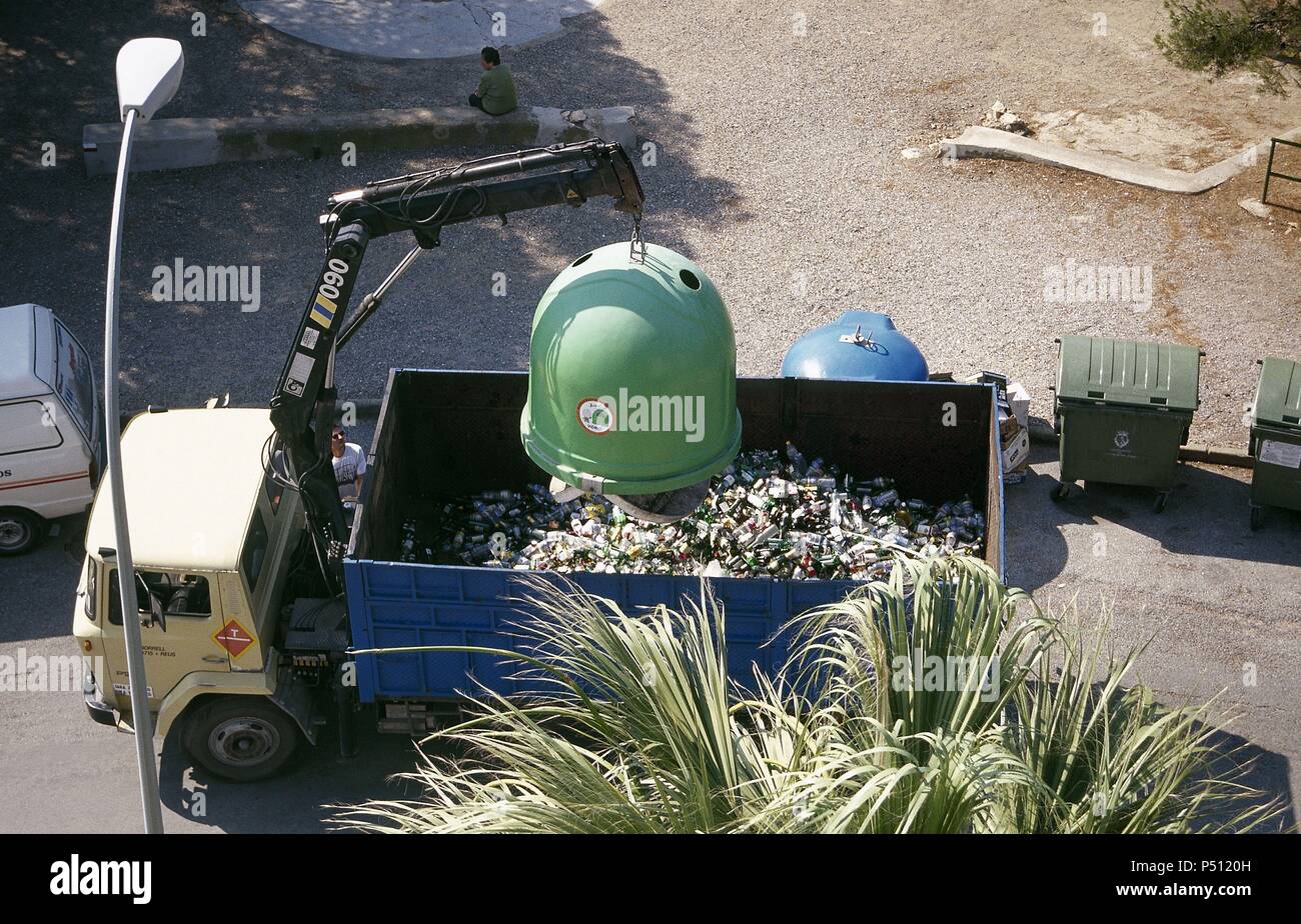 Camión vaciando El vidrio de los contenedores para su Reciclaje. España. Stockfoto