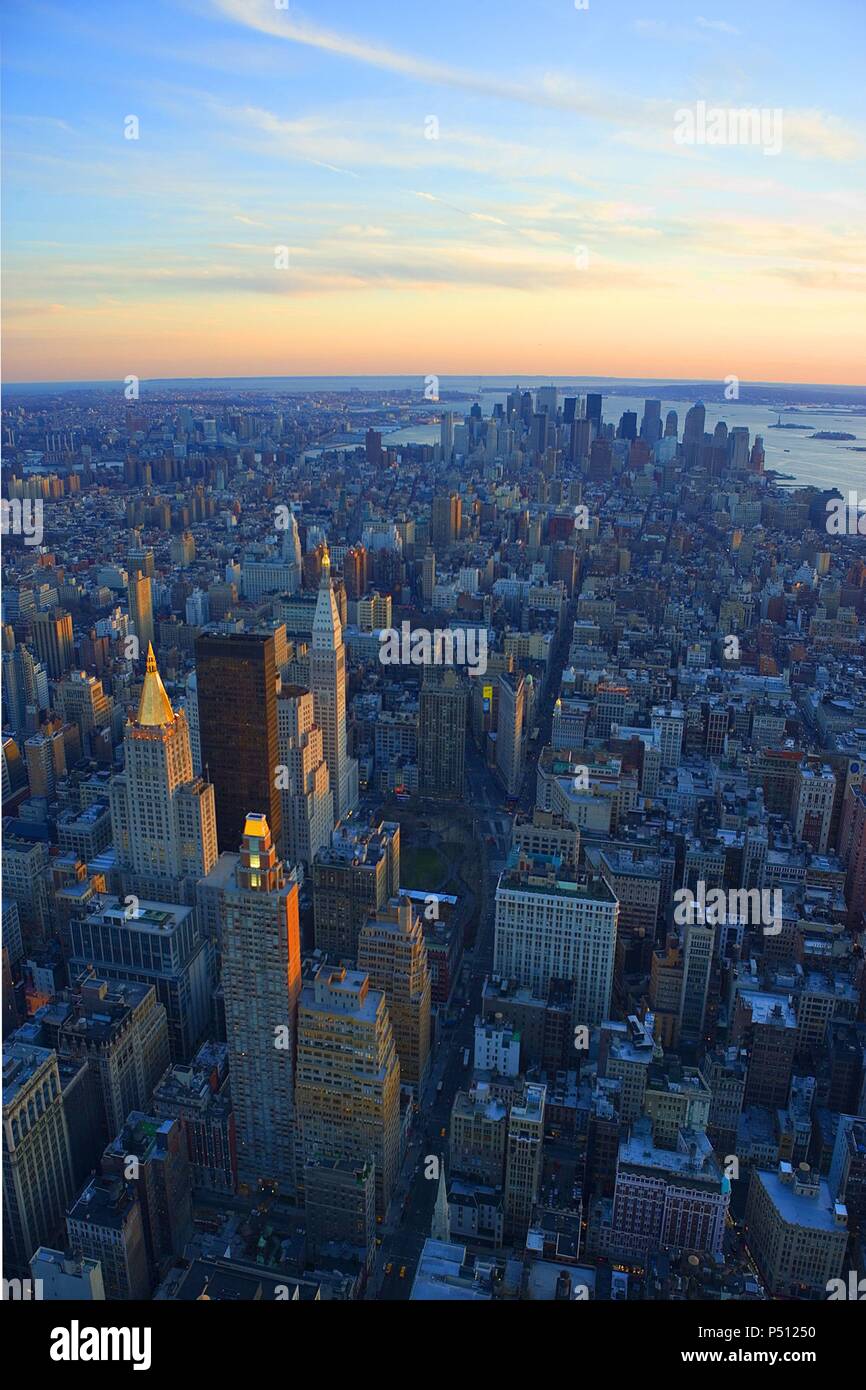 In den Vereinigten Staaten. New York. Midtown Manhattan. Luftbild bei Sonnenuntergang. Stockfoto