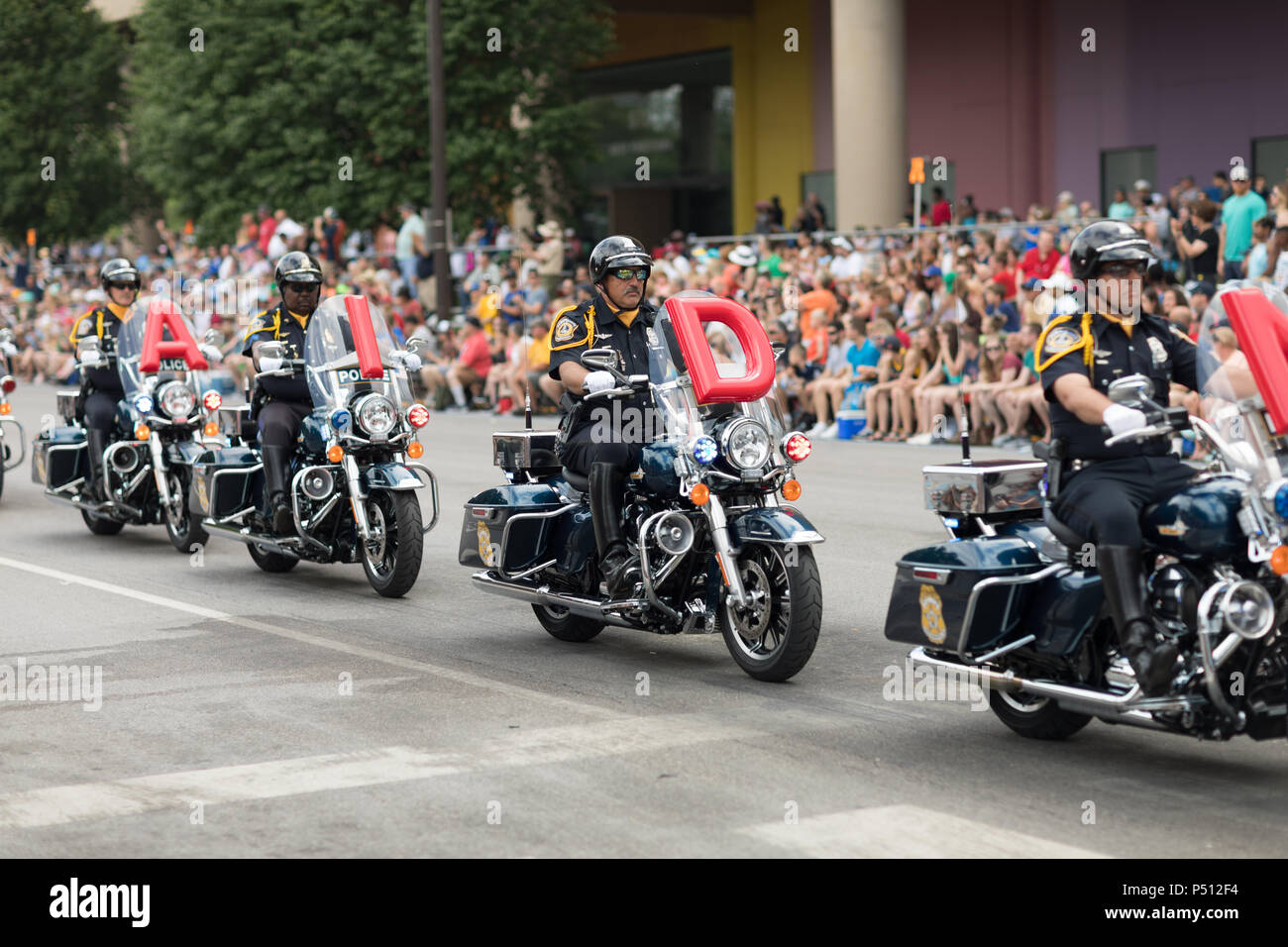 Indianapolis, Indiana, USA - 26. Mai 2018, den Indianapolis Metropolitan  Polizei Motorrad Drill Team führt bei Indy 500 Parade Stockfotografie -  Alamy