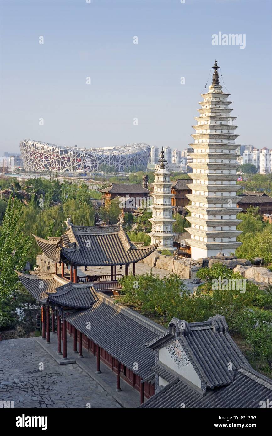 China. Peking. Chinesischen ethnischen Kultur Park (China Nationalitäten Museum). Im Hintergrund, das Nationalstadion (Nao Chao), für die Olympischen Spiele 2008 in Peking gebaut. Stockfoto