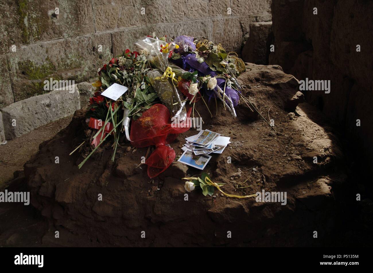 Italien. Rom. Altar, der die Stelle, wo Julius Cäsar im Tempel des Göttlichen Julius eingeäschert wurde erinnert. Blumen. Detail. Stockfoto