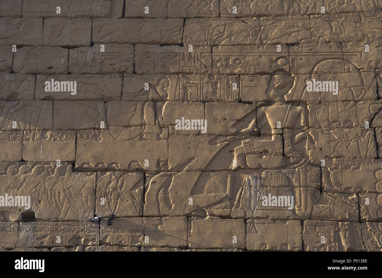 RAMSES II. blieb für einen Rat mit seinen Obersten sitzt, während die militärische Kampagne gegen die Hethiter. Neuen Reich. Tempel von Luxor. Ägypten. Stockfoto