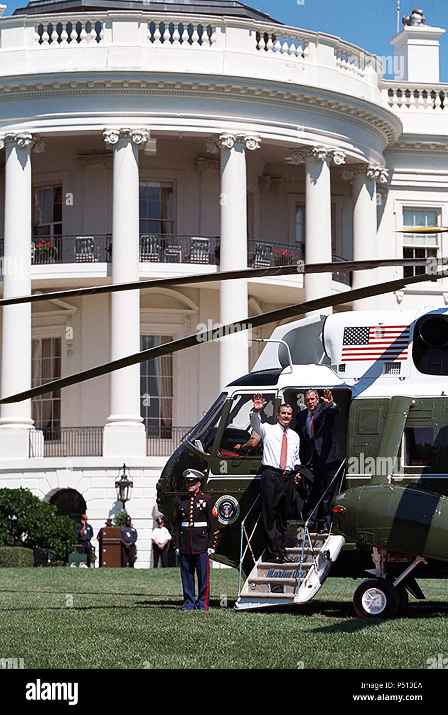 Nach einem South Lawn Nachrichten Konferenz Donnerstag, Sept. 6, 2001, Präsident George W. Bush und der mexikanische Präsident Vicente Fox board Marine One für den kurzen Flug nach Andrews Air Force Base auf dem Weg nach Ohio. Stockfoto