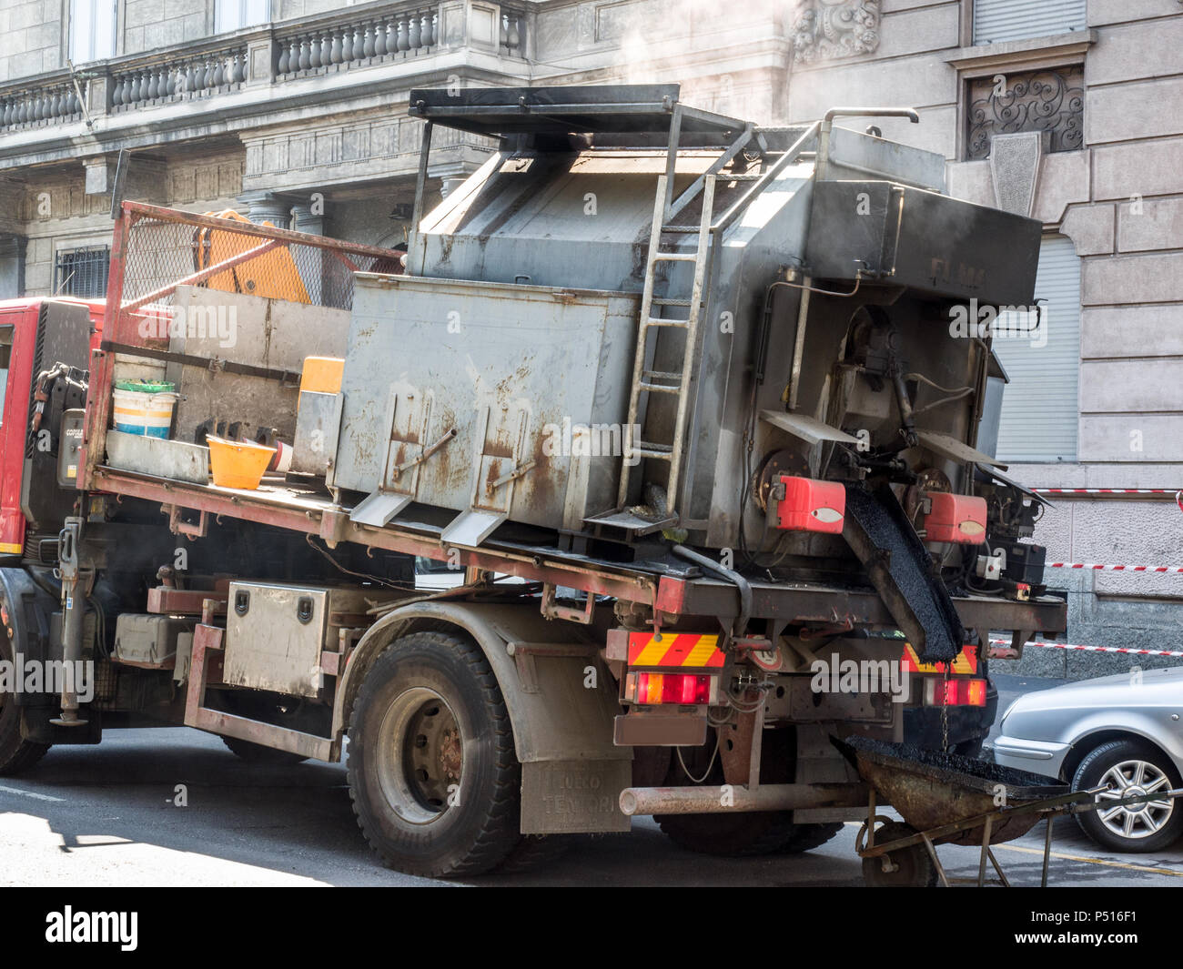 Lkw für die Instandsetzung der Fahrbahn verwendet Stockfoto