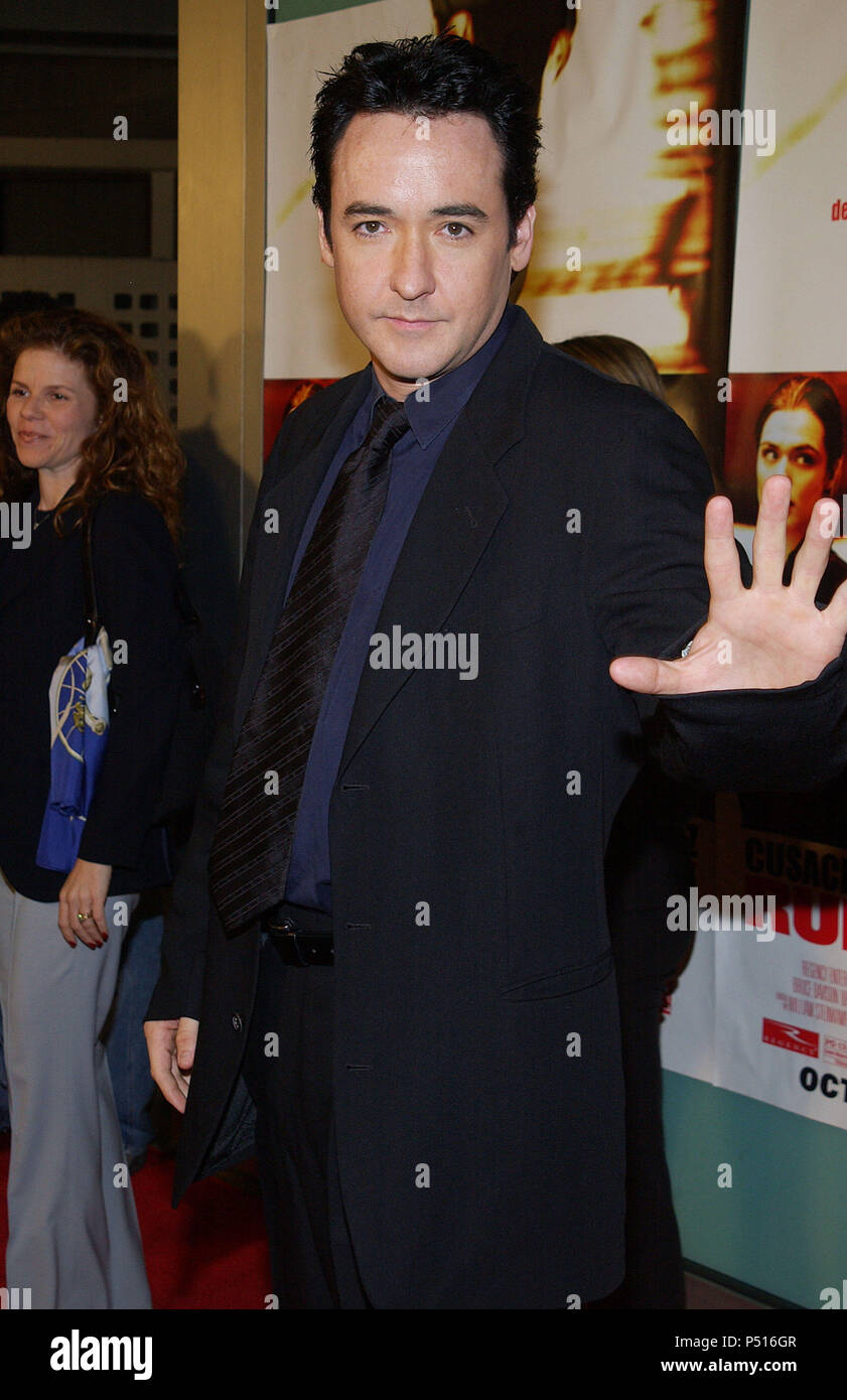 John Cusack Ankommend an der Kreuzung 'Runaway Jury Premiere' an den Cinerama Dome in Los Angeles. Oktober 9, 2003. CusackJohn 006 Red Carpet Event, Vertikal, USA, Filmindustrie, Prominente, Fotografie, Bestof, Kunst, Kultur und Unterhaltung, Topix Prominente Fashion/Vertikal, Besten, Event in Hollywood Leben - Kalifornien, Roter Teppich und backstage, USA, Film, Stars, Film Stars, TV Stars, Musik, Promis, Fotografie, Bestof, Kunst, Kultur und Unterhaltung, Topix, vertikal, eine Person, die aus den Jahren 2003 bis 2005, Anfrage tsuni@Gamma-USA.com - drei Viertel Stockfoto