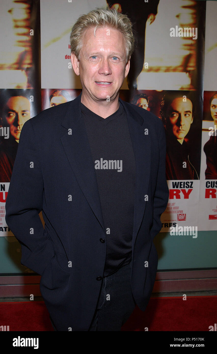 Bruce Davison Ankommend an der Kreuzung 'Runaway Jury Premiere' an den Cinerama Dome in Los Angeles. Oktober 9, 2003. DavisonBruce009 Red Carpet Event, Vertikal, USA, Filmindustrie, Prominente, Fotografie, Bestof, Kunst, Kultur und Unterhaltung, Topix Prominente Fashion/Vertikal, Besten, Event in Hollywood Leben - Kalifornien, Roter Teppich und backstage, USA, Film, Stars, Film Stars, TV Stars, Musik, Promis, Fotografie, Bestof, Kunst, Kultur und Unterhaltung, Topix, vertikal, eine Person, die aus den Jahren 2003 bis 2005, Anfrage tsuni@Gamma-USA.com - drei Viertel Stockfoto