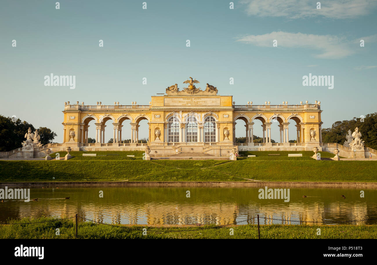 Wien, Österreich - August 03, 2014: Panorama der Gloriette in Schönbrunn in Wien, Österreich Stockfoto