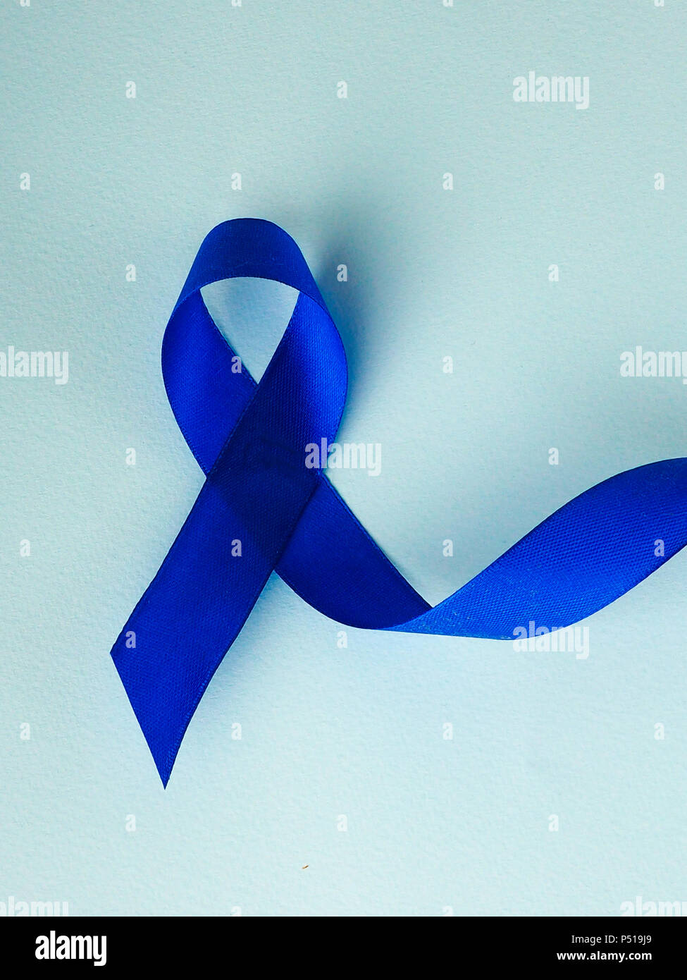 Blue Ribbon Bewusstsein. Darmkrebs, Dickdarmkrebs, Kindesmissbrauch, Weltdiabetestag. Stockfoto