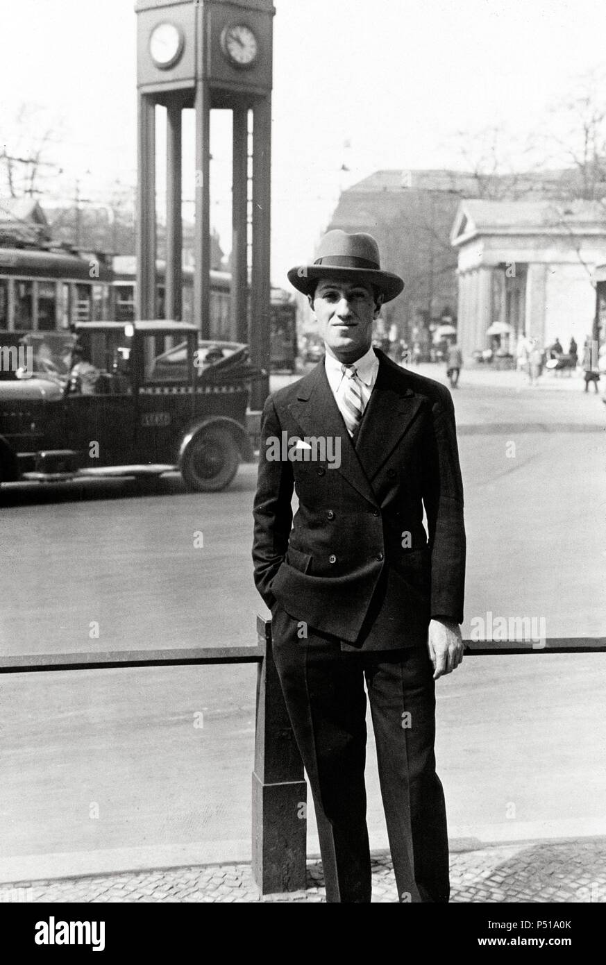 George Gershwin, amerikanischen Jazz Komponist, (1700-1940) auf dem Potsdamer Platz in Berlin auf einer Reise von Paris, wo er studing Musik & Komposition "Ein Amerikaner in Paris". Mai 1928. Stockfoto