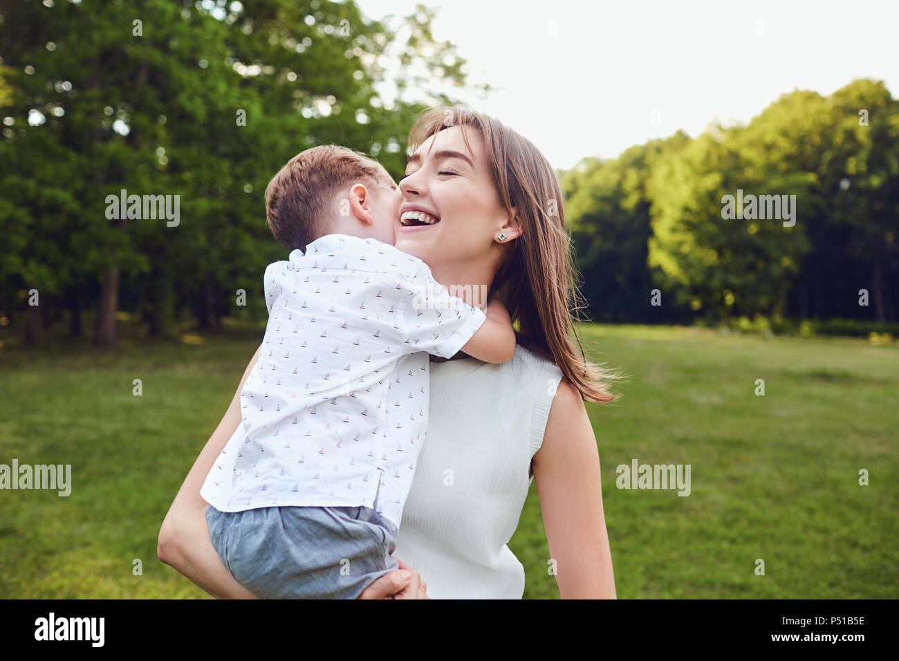 Mutter und Sohn umarmen im Park. Stockfoto