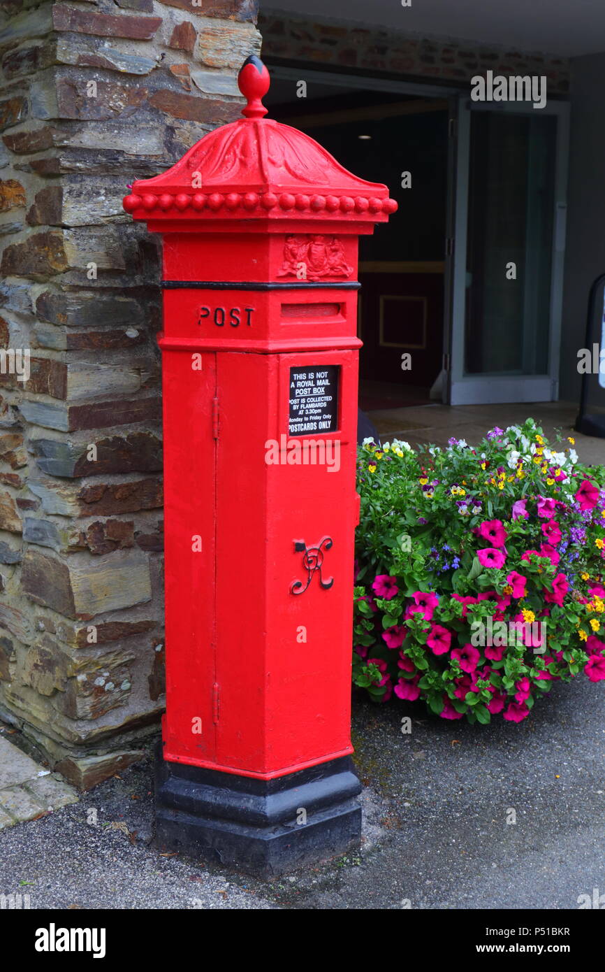 Penfold Post Box in Privatbesitz und am Eingang zum Themenpark Flamards & viktorianischen Dorf in Cornwall Stockfoto