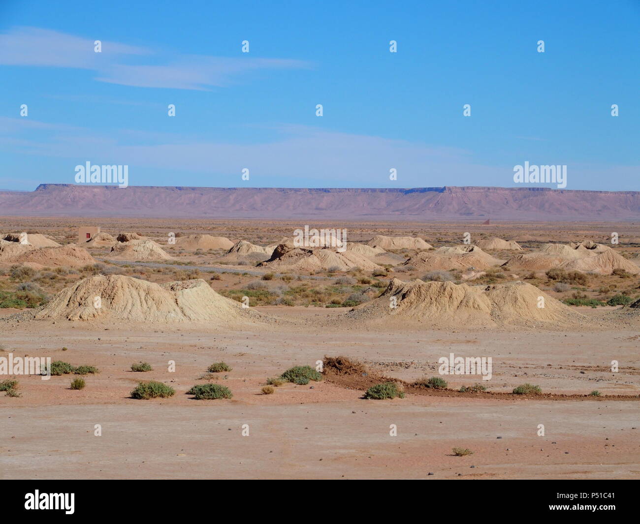 Berühmten Panorama von Ketthara, das Wasser gut an afrikanischen Wüste Sahara Landschaften in der Nähe von Erfoud in Marokko mit klaren blauen Himmel in 2017 kalten sonnigen wi Stockfoto