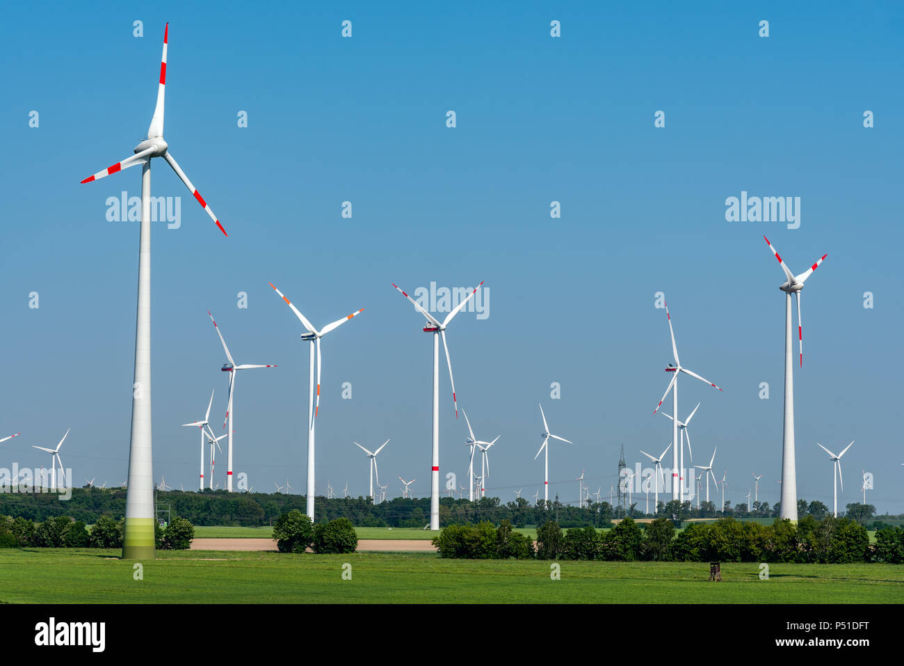 Windkraftanlagen in einem weiten, offenen Landschaft in Deutschland Stockfoto