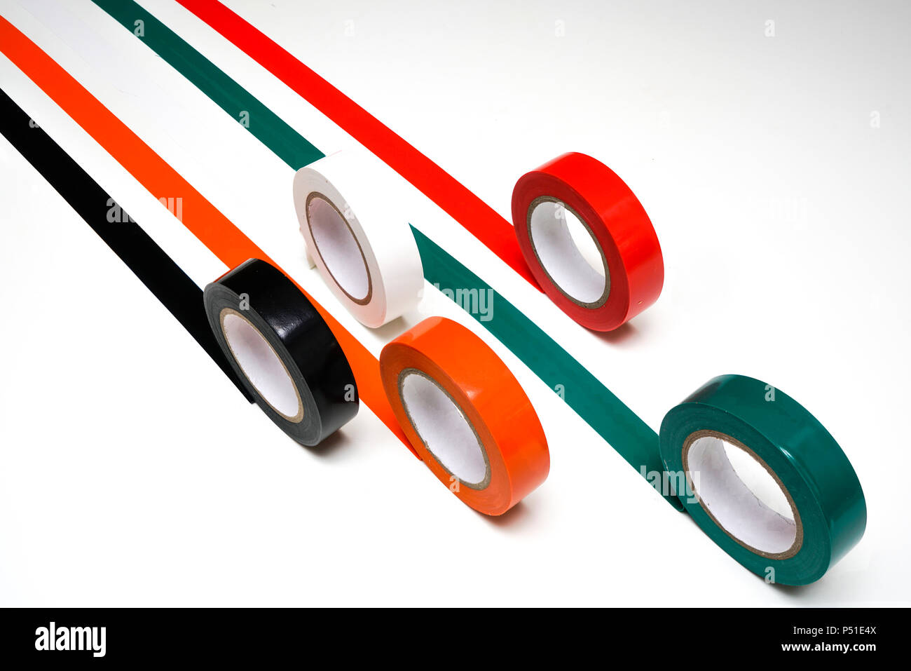 Einige Rollen von farbigen Isolierband auf eine weiße Fläche Stockfoto