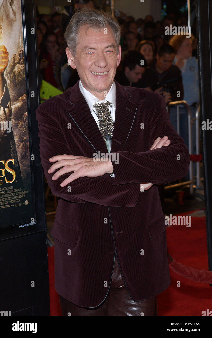 Ian McKellen bei der Ankunft im "DER HERR DER RINGE: DIE RÜCKKEHR DES KÖNIGS PREMIERE' im Westwood Village Theater in Los Angeles. Dezember 3, 2003. McKellenIan 055 Red Carpet Event, Vertikal, USA, Filmindustrie, Prominente, Fotografie, Bestof, Kunst, Kultur und Unterhaltung, Topix Prominente Fashion/Vertikal, Besten, Event in Hollywood Leben - Kalifornien, Roter Teppich und backstage, USA, Film, Stars, Film Stars, TV Stars, Musik, Promis, Fotografie, Bestof, Kunst, Kultur und Unterhaltung, Topix, vertikal, eine Person, die aus den Jahren 2003 bis 2005, inqui Stockfoto