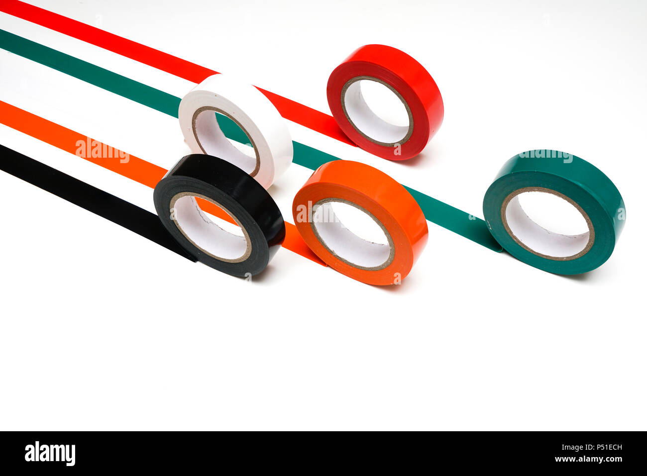Einige Rollen von farbigen Isolierband auf eine weiße Fläche Stockfoto