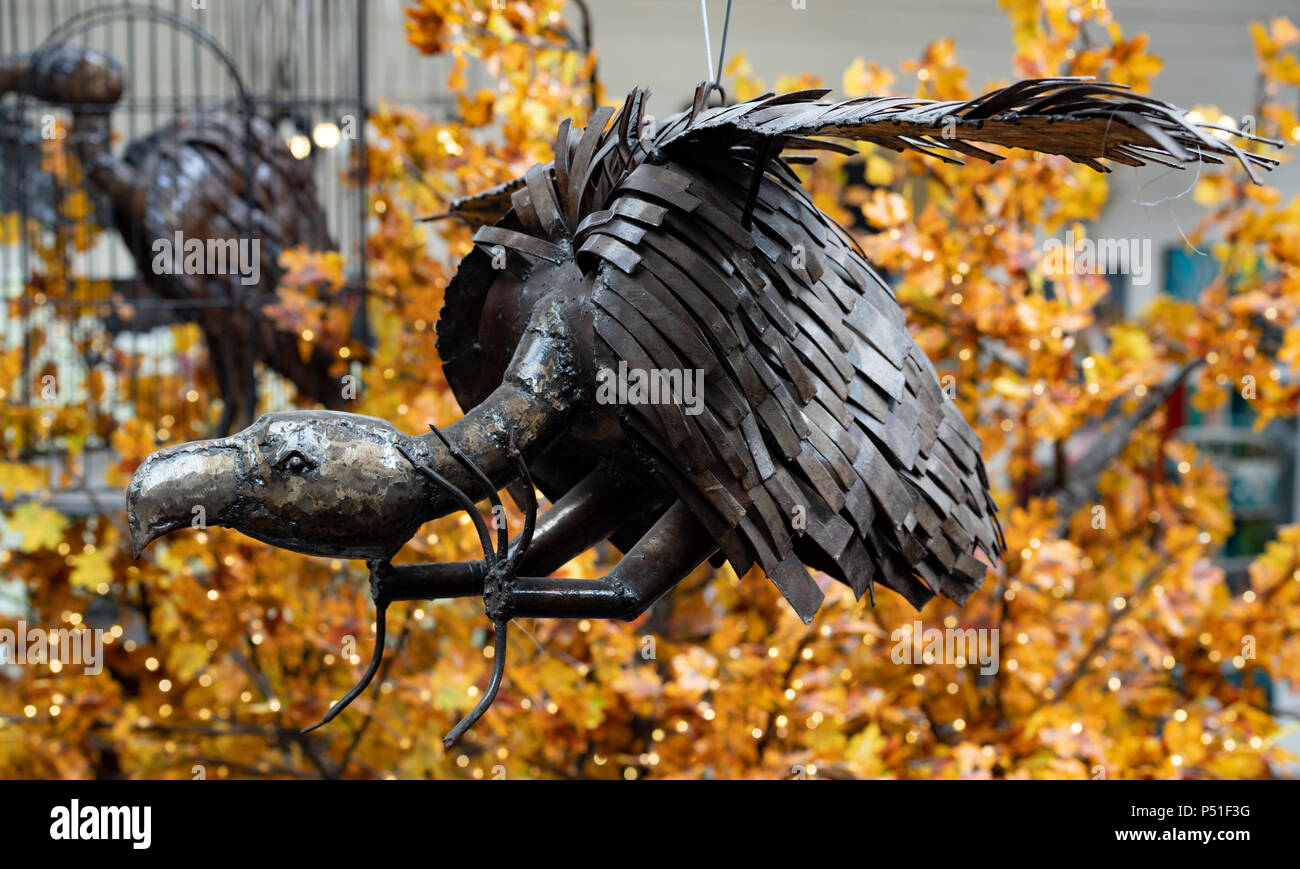 Prähistorische vogel Skulptur auf dem Display in der Schmiede Cafe/Shop/innen Showroom Bereich am britischen Bügeleisen Arbeitsplatz touristische Attraktion Stockfoto