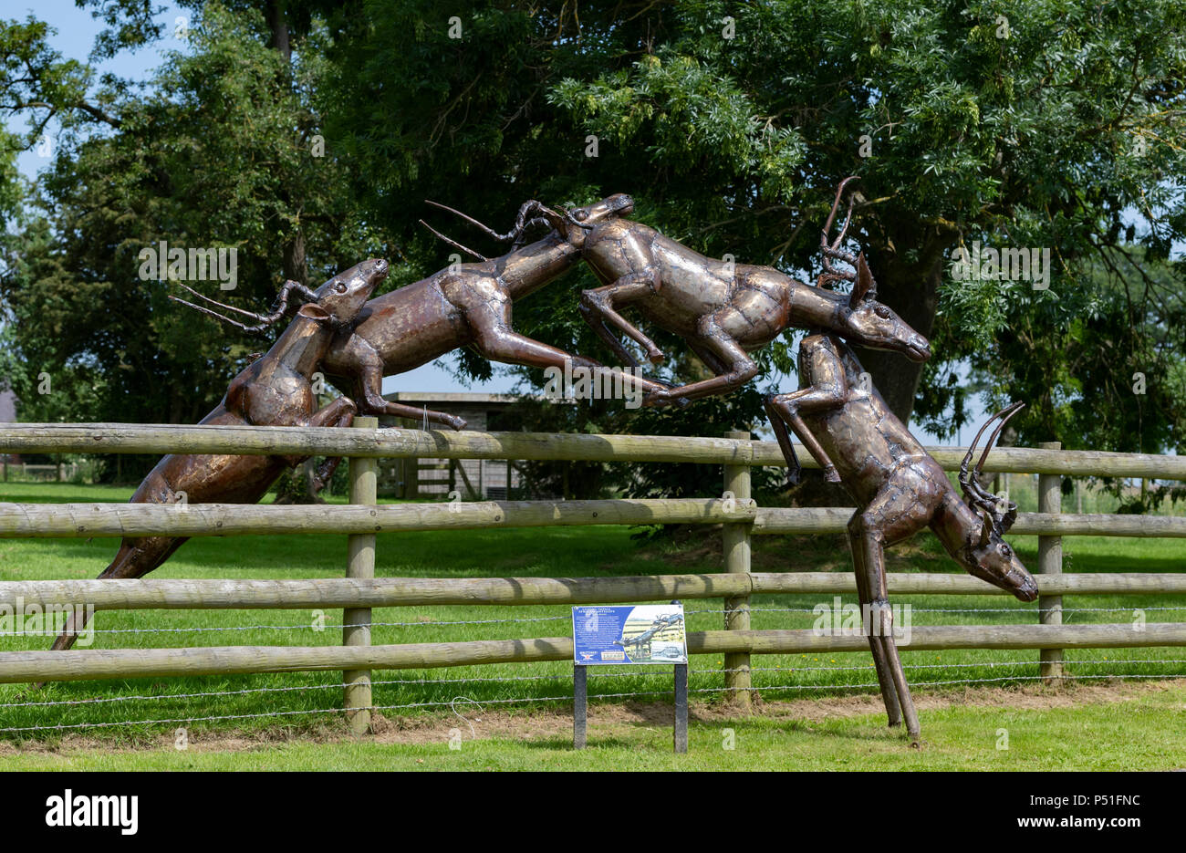 Springen, afrikanische Antilope Skulptur auf Der britische Eisen Arbeitsplatz touristische Attraktion Stockfoto