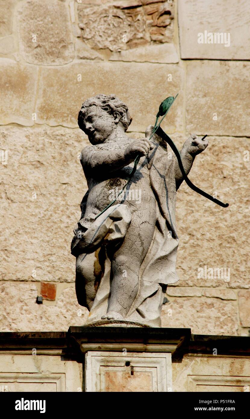 Amor mit Pfeil und Bogen. Skulptur. Fassade des Doms in Cremona. Italien. Stockfoto