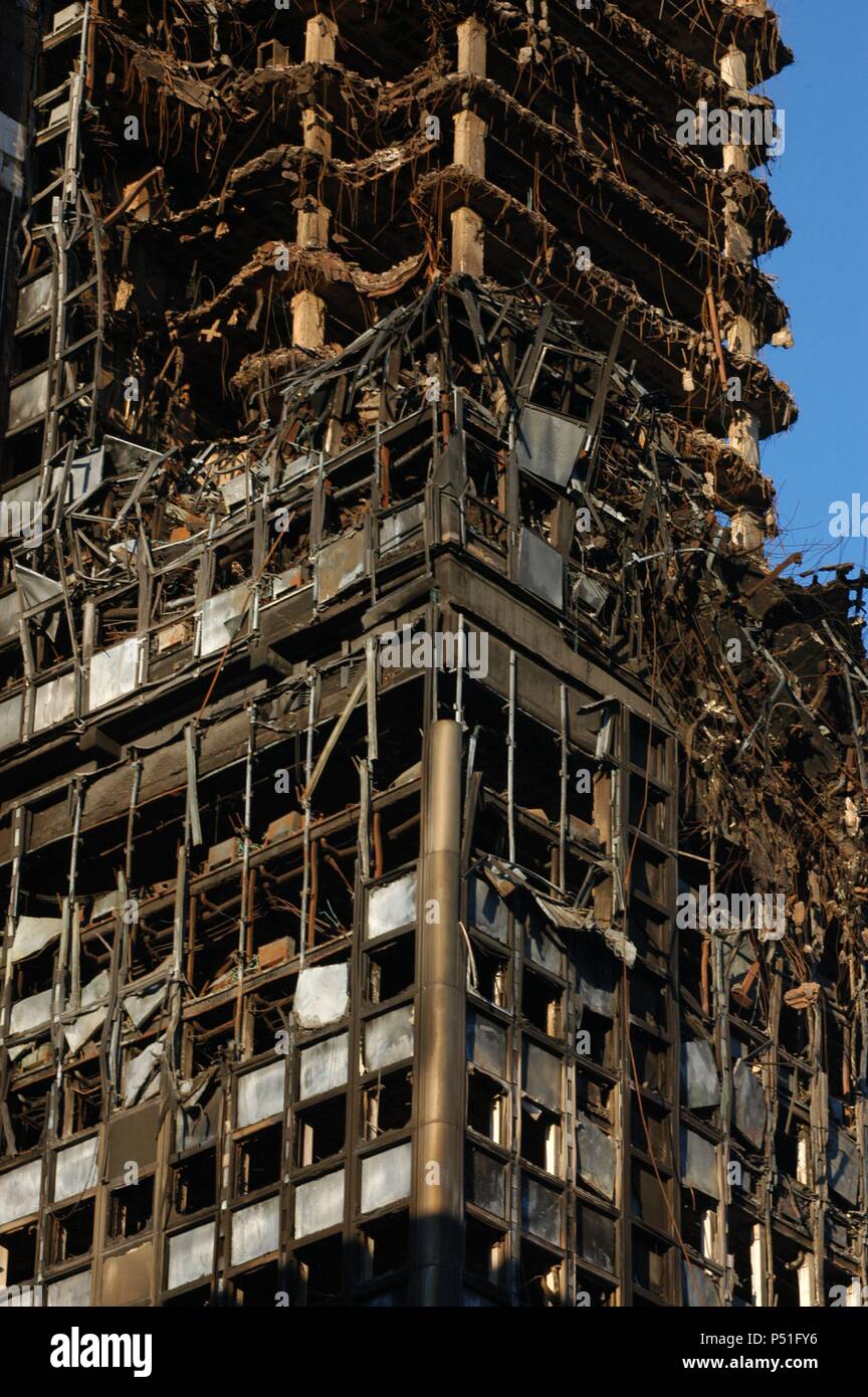 Aspecto Del Edificio Windsor Tras El Incendio Las Mejores De La Fachada Febrero 2005 Madrid Espana Stockfotografie Alamy