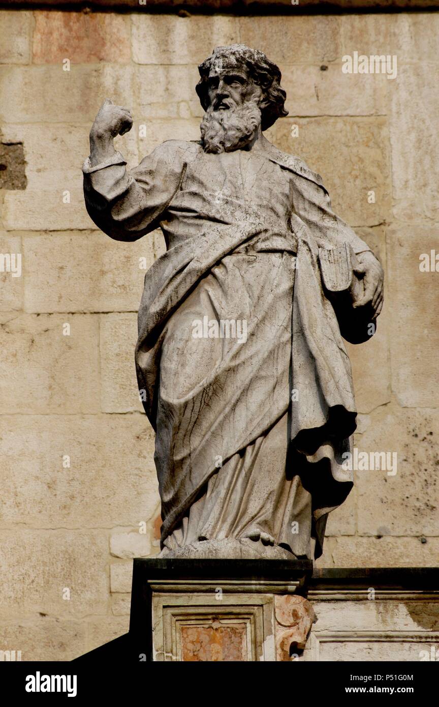 Italien. Kathedrale von Cremona. 12.-15. Jahrhundert. Hauptfassade. Evangelist Statue. Stockfoto