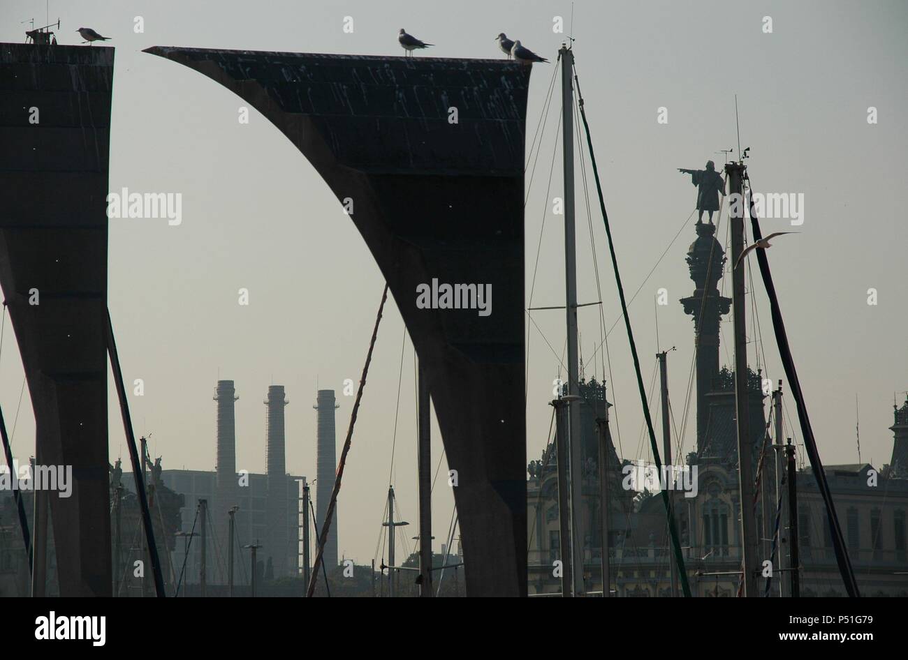 CATALUÑA. BARCELONA. Silueta del Puerto de Barcelona, con el Monumento a Colón y Las Chimeneas de Fecsa al Fondo. Stockfoto