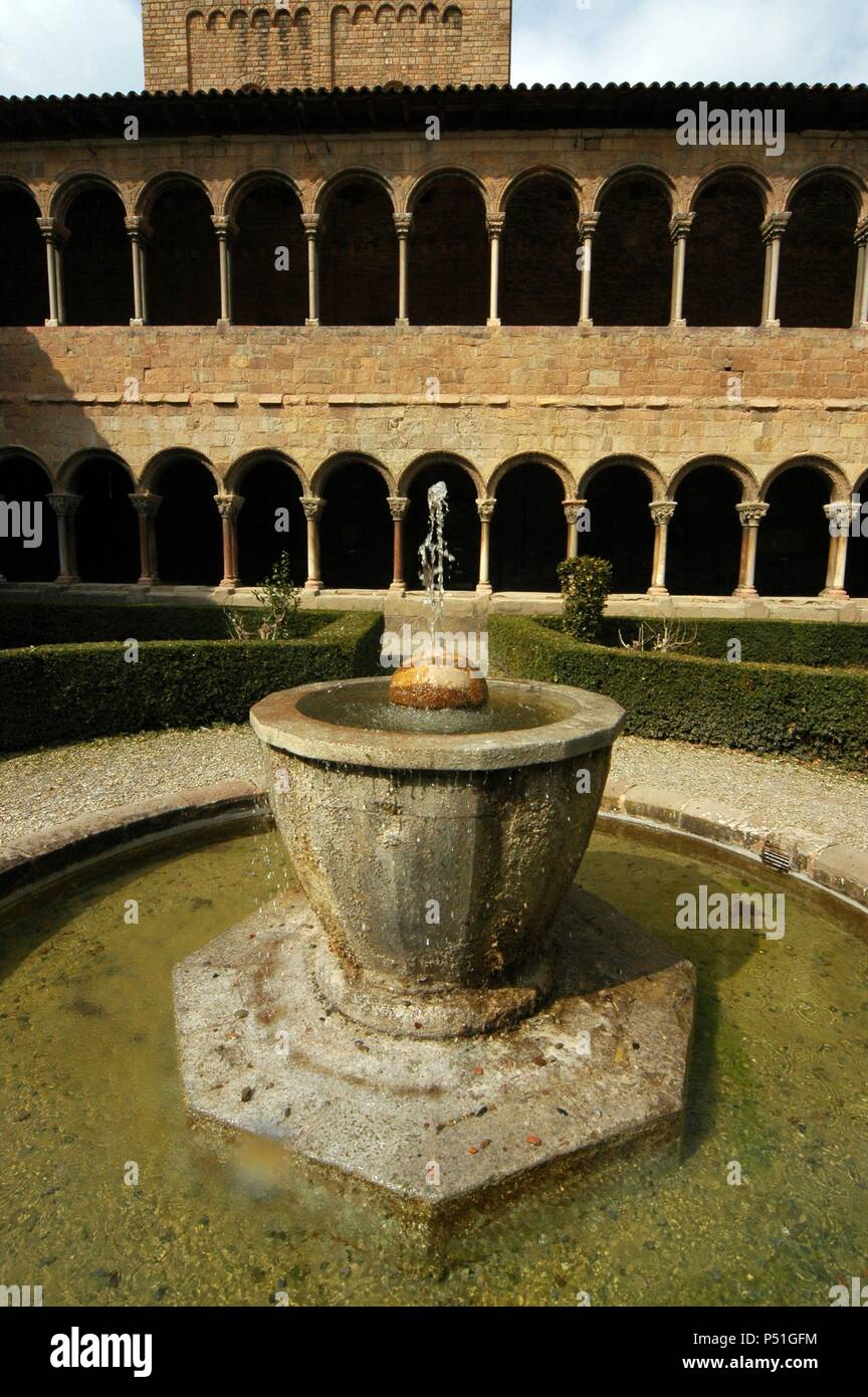 ARTE ROMANICO. ESPAÑA. MONASTERIO DE SANTA MARIA DE RIPOLL. Hacia el año 879 Fundado por Guifré el Pilós'y consagrado en 1032 por el abad Oliva. Vista del Claustro de dos pisos con una FUENTE, en Primer término. - Declarado monumento histórico artístico en el año 1931. RIPOLL. Comarca del Ripollès. Provincia de Girona. Cataluña. Stockfoto