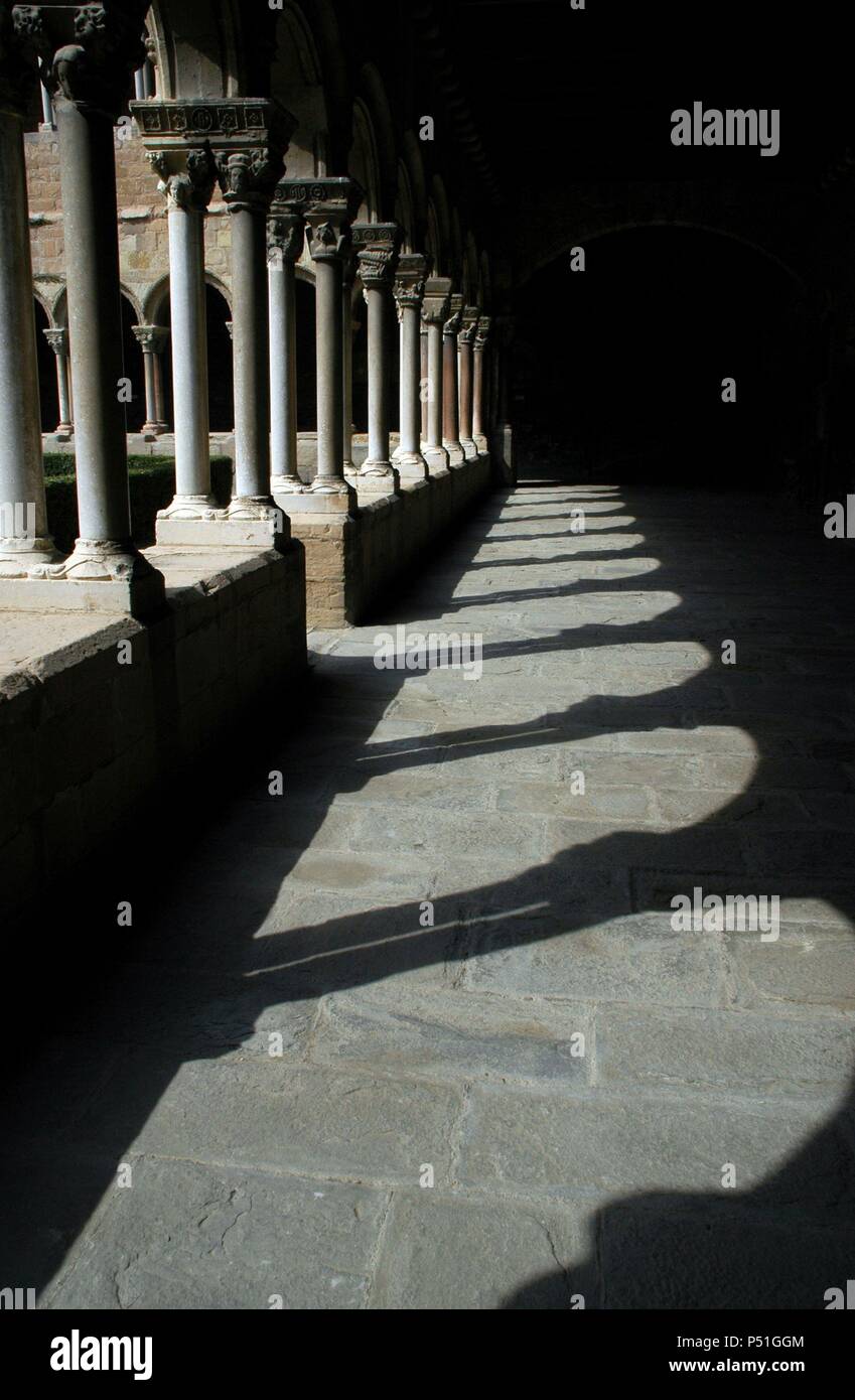 ARTE ROMANICO. ESPAÑA. MONASTERIO DE SANTA MARIA DE RIPOLL. Hacia el año 879 Fundado por Guifré el Pilós'y consagrado en 1032 por el abad Oliva. - Declarado monumento histórico artístico en el año 1931. Vista parcial de la GALERIA INFERIOR DEL CLAUSTRO. RIPOLL. Comarca del Ripollès. Provincia de Girona Cataluña. Stockfoto