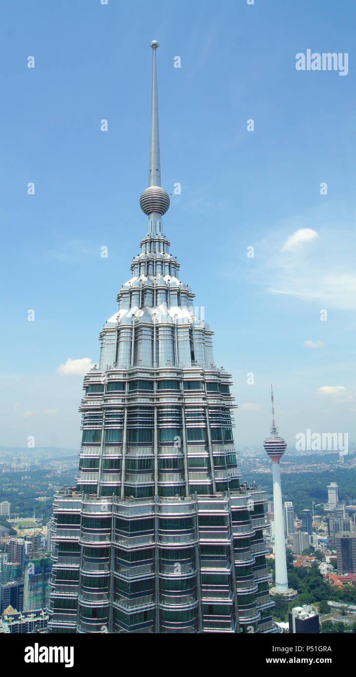 KUALA LUMPUR, Malaysia - APR 12 2015: Detail von oben auf die Petronas Towers in Kuala Lumpur direkt von den anderen Twin Tower gesehen, auch als Menara Petronas bekannt Stockfoto