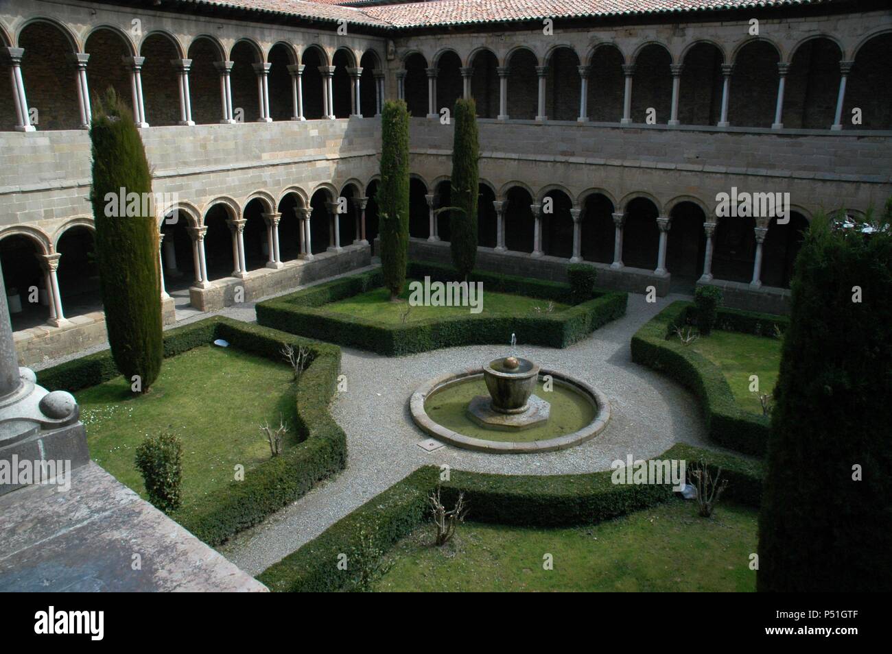 ARTE ROMANICO. ESPAÑA. MONASTERIO DE SANTA MARIA DE RIPOLL. Hacia el año 879 Fundado por Guifré el Pilós'y consagrado en 1032 por el abad Oliva. - Declarado monumento histórico artístico en el año 1931. Vista allgemeine El Claustro. RIPOLL. Comarca del Ripollès. Provincia de Girona Cataluña. Stockfoto