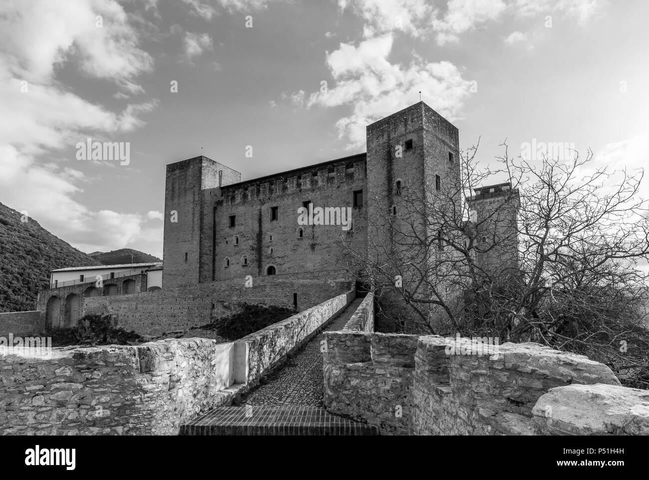 Spoleto (Italien) - Das mittelalterliche Dorf in der Region Umbrien mit dem Duomo Kirche, Altes Schloss und die Alte Brücke 'Ponte delle Torri' Stockfoto