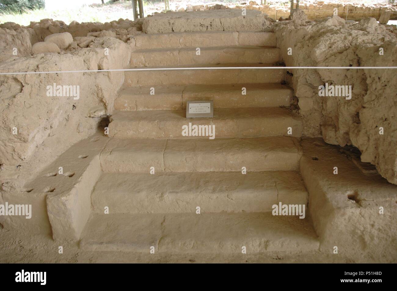 Griechenland. Peloponnes. Der Palast des Nestor (1300 v. Chr.-1200 v. Chr.). Ist das zentrale Gebäude einer Mitte Helladic ära Abrechnung durch Eine befestigte Mauer umgeben. Die Site ist das am besten erhaltene Mykenischen griechischen Palastes entdeckt. Ruinen. Treppe in die obere Etage. Stockfoto