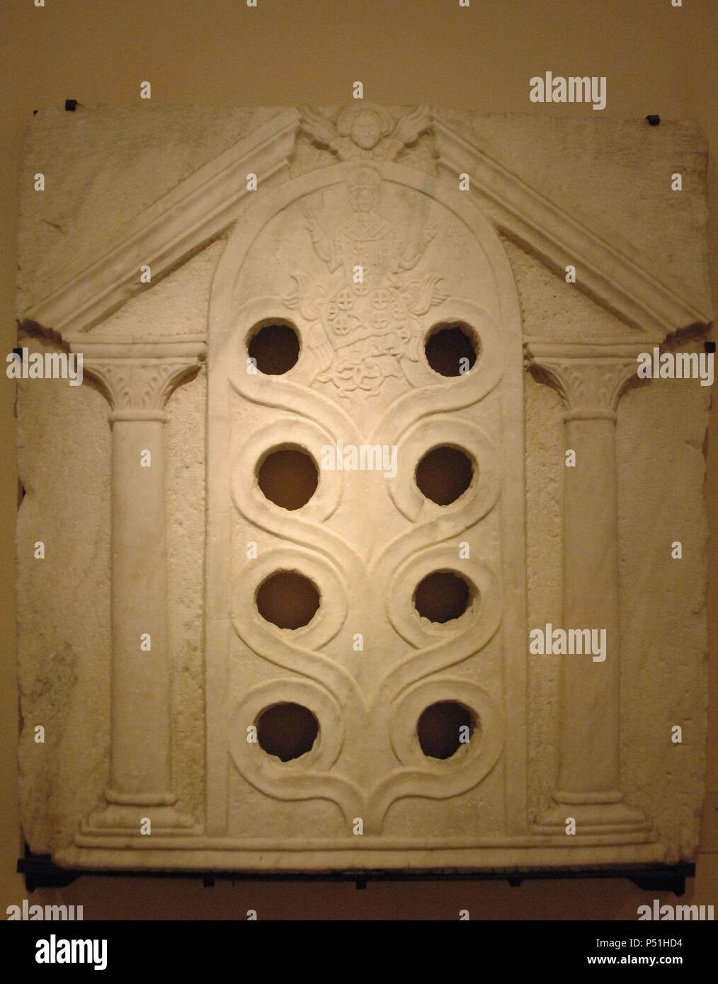 Marmor Fenster aus der zweiten Hälfte des 17. Jahrhunderts. Es kommt aus der Kirche Unserer Lieben Frau Antivouniotissa. Alte Festung Museum. Korfu. Ionische Inseln. Griechenland. Stockfoto